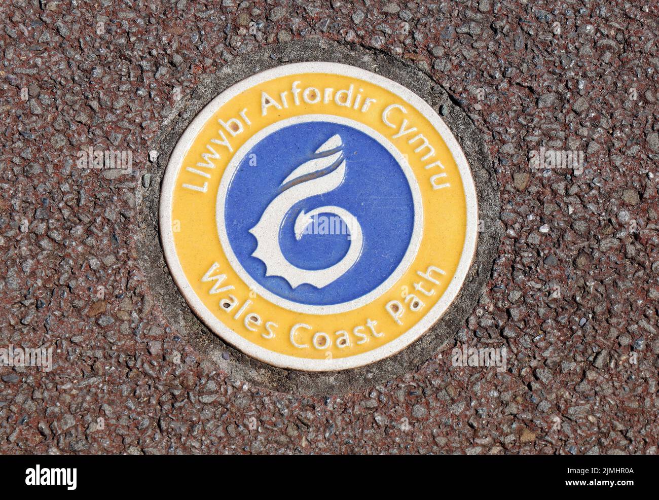 Plaque Wales Coast Path. Placez-le dans le tarmac. Cardiff barrage. Août 2022. Été Banque D'Images
