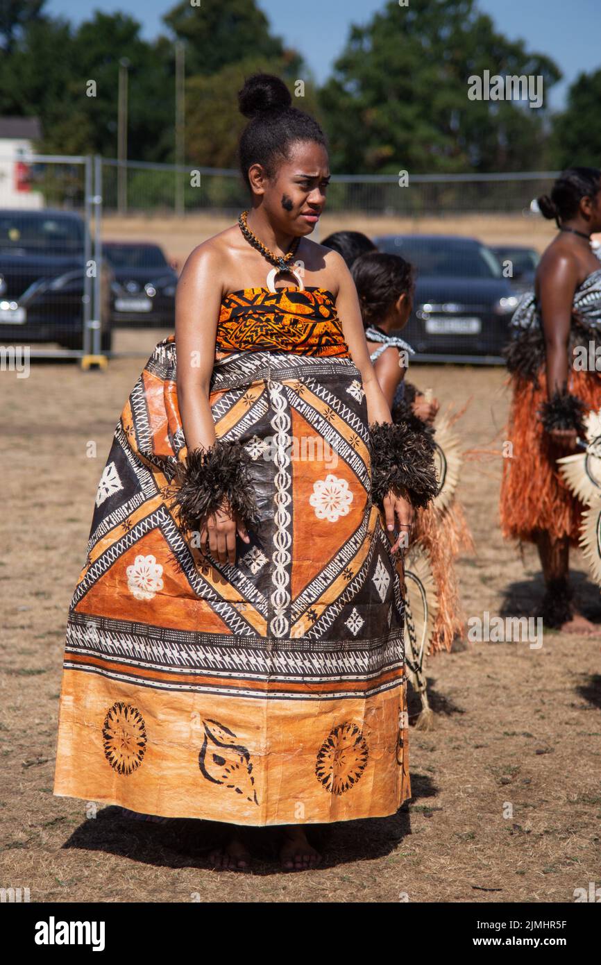 Hampshire, Royaume-Uni. 6th août, 2022.salutations traditionnelles fidjiennes.le festival annuel Bula organisé par les Fidjiens servant dans l'armée britannique contenait des salutations traditionnelles, un service du souvenir pour les camarades tombés, un Meke étant une danse traditionnelle et une fois la danseuse a été douée des boulons de tissu pour marquer son premier Meke, Fashion week de Londres Pacific Fashion week avec des modèles et des dessins d'Australie, Nouvelle-Zélande, Tonga, Fidji, Samoa. Crédit : Peter Hogan/Alay Live News Banque D'Images