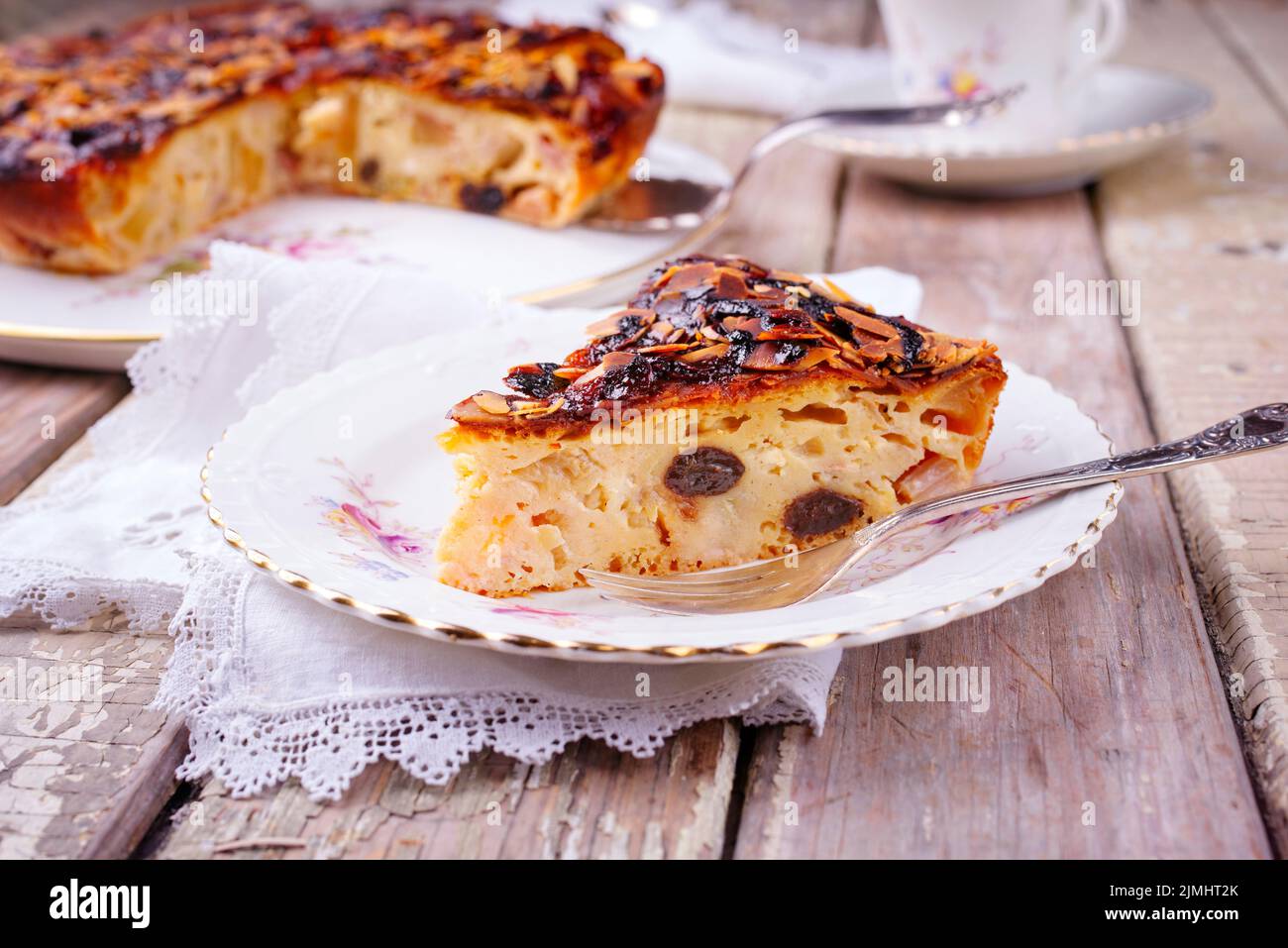 Tarte traditionnelle aux pommes torta di mele cremosa avec des flocons d'amande servi en gros plan sur une assiette classique Banque D'Images