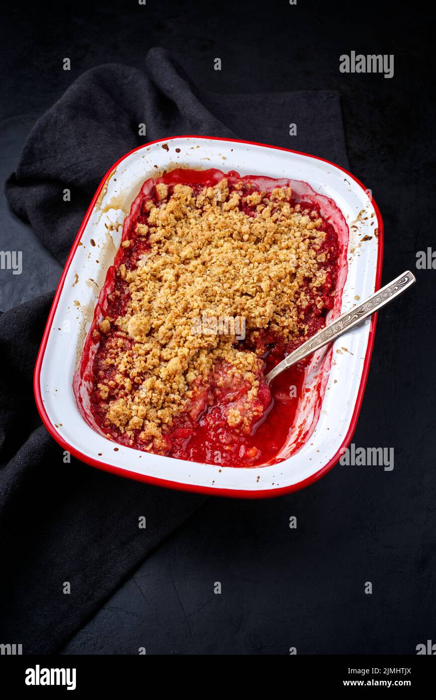 Gâteau américain traditionnel de style moderne avec rhubarbe et pomme avec garniture renforcée servi sous forme de gros plan Banque D'Images