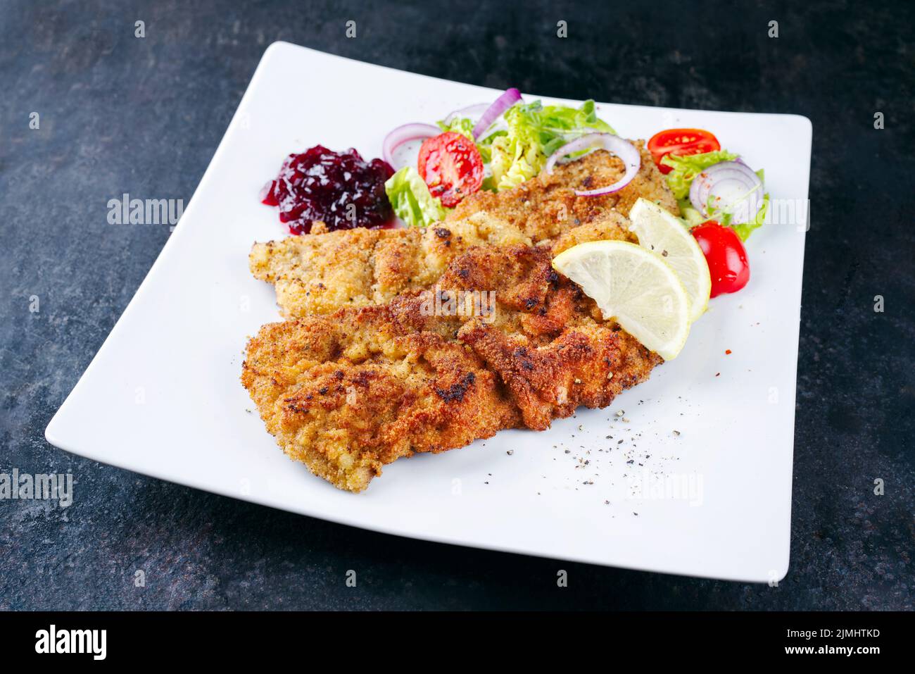 Schnitzel traditionnel frits avec salade verte Banque D'Images