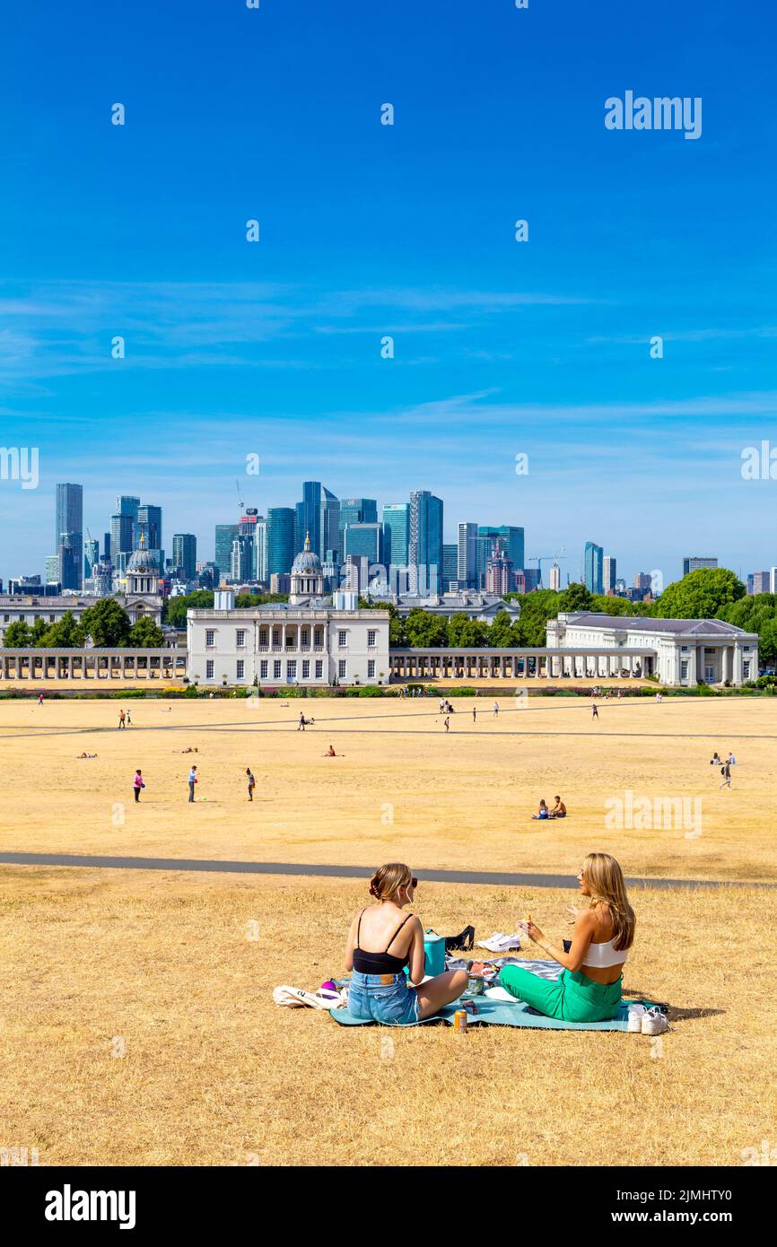 6 août 2022 - Londres, Royaume-Uni - les gens pique-niques et bains de soleil sur l'herbe séchée à Greenwich Park après une série de vagues de chaleur et des températures records, ville face à la sécheresse et mesures de rationnement de l'eau Banque D'Images