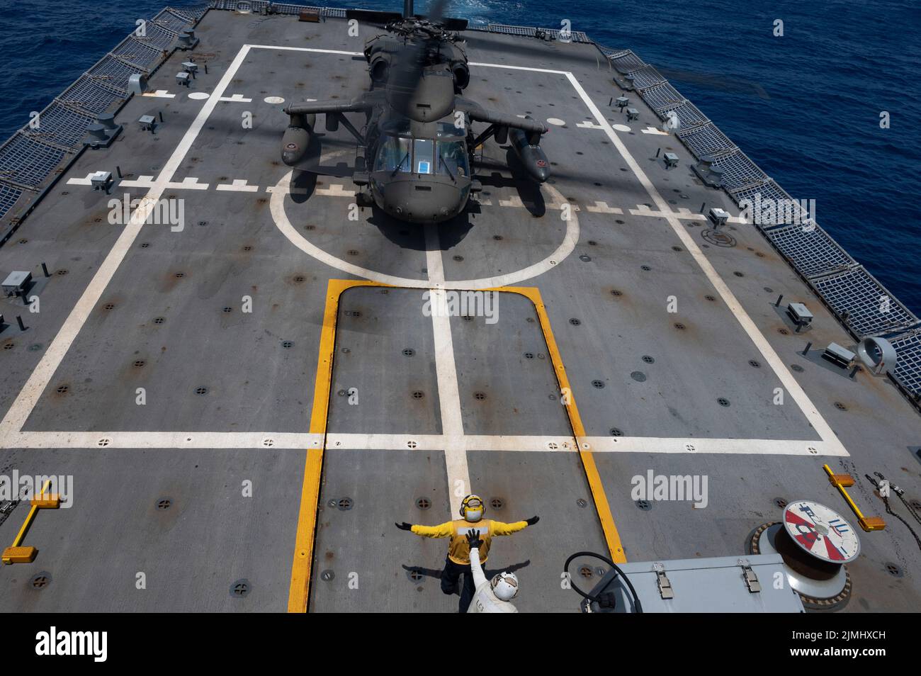 Un hélicoptère UH-60 Black Hawk affecté au Régiment d’aviation 1-228th de la Force opérationnelle interarmées-Bravo effectue des qualifications d’atterrissage sur pont à bord du navire de combat littoral Freedom-variant USS Wichita (LCS 13) le 4 août 2022, au large de la côte du Honduras. À titre d'exemple d'opérations multi-domaines, l'armée américaine conjointe de la Force opérationnelle-Bravo et les actifs de la marine américaine USS Wichita ont travaillé ensemble pour s'assurer que les deux entités sont prêtes à être chargées de la mission pour soutenir l'aide humanitaire, les efforts de secours en cas de catastrophe ou d'autres opérations d'urgence dans la zone de responsabilité du Commandement Sud des États-Unis. (É.-U. Photos de la Force aérienne par Tech. Banque D'Images