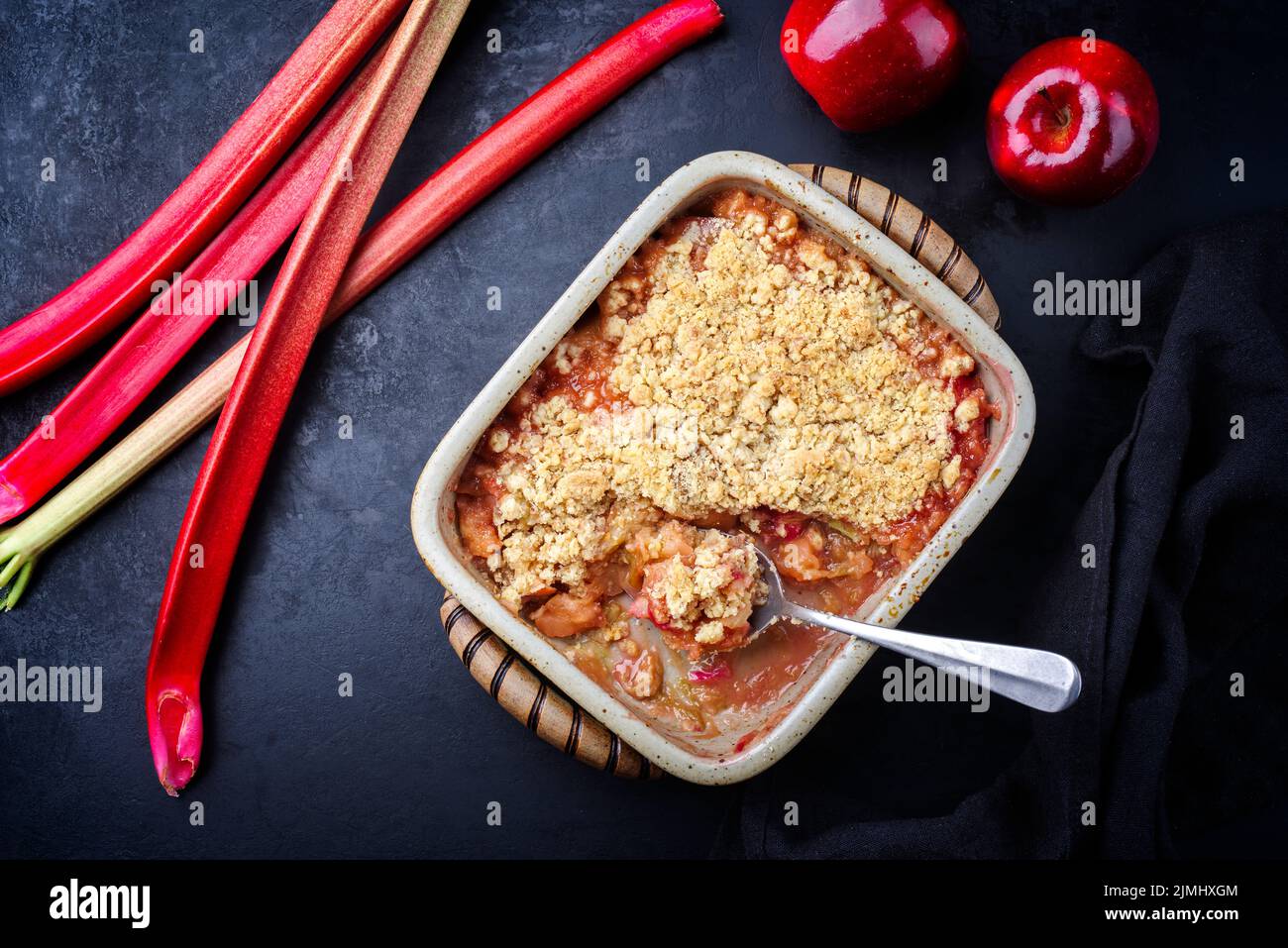 Gâteau anglais traditionnel avec rhubarbe et pomme avec garniture à l'arrière servi comme vue de dessus sous forme de support Banque D'Images
