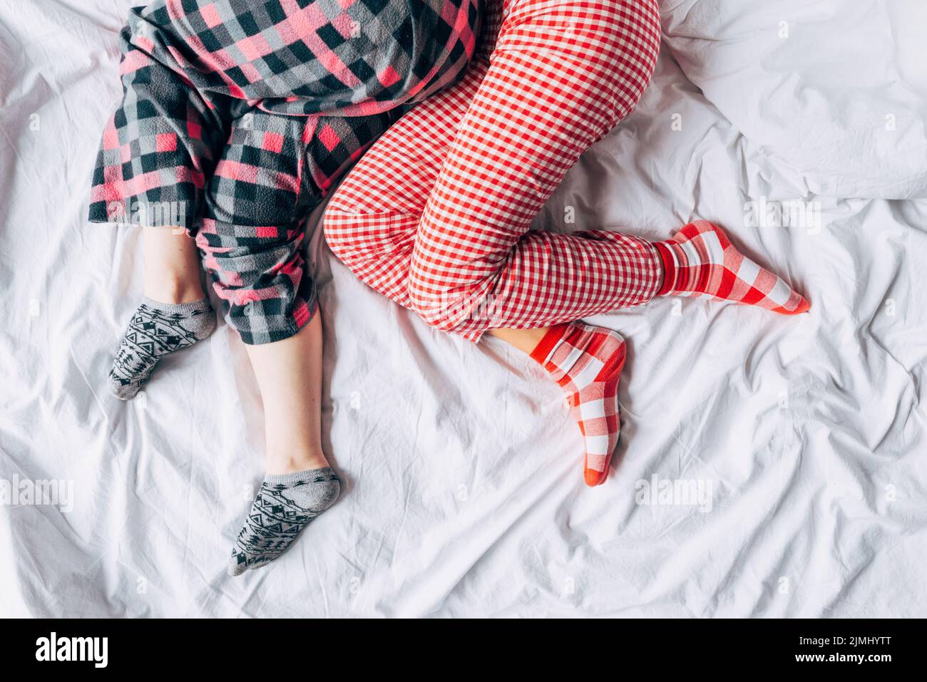 chaussettes de pyjama colorées pour femmes lit de couchage Banque D'Images