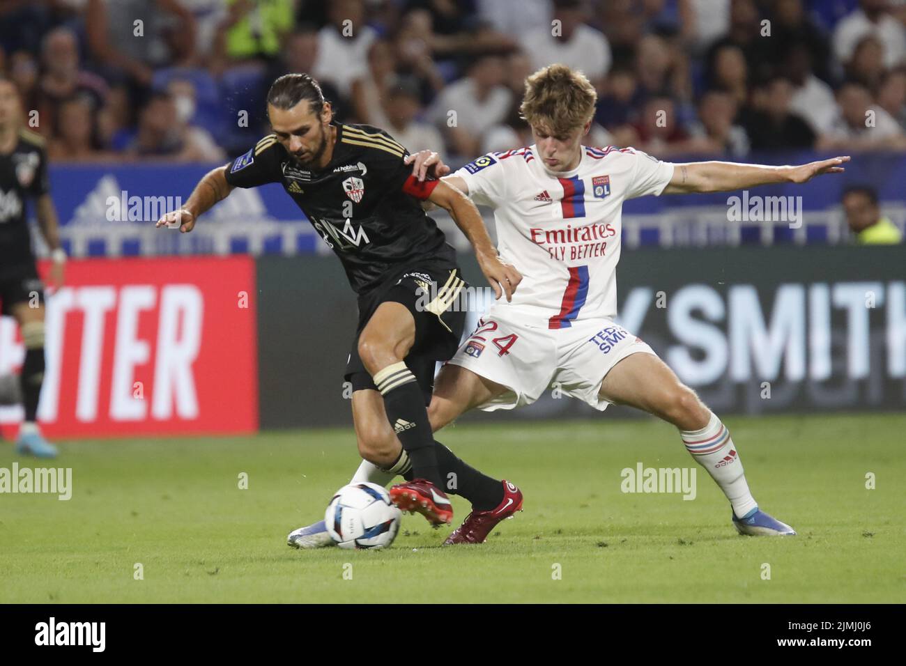 5 août 2022, Rome, France : Vincent MARCHETTI d'Ajaccio et Johann LEPENANT de Lyon lors du championnat français Ligue 1 du match de football entre Olympique Lyonnais (Lyon) et AC Ajaccio sur 5 août 2022 au stade Groupama de Decines-Charpieu près de Lyon, France - photo Romain Biard/DPPI/LiveMedia. (Credit image: © Romain Biard/LPS via ZUMA Press) Banque D'Images