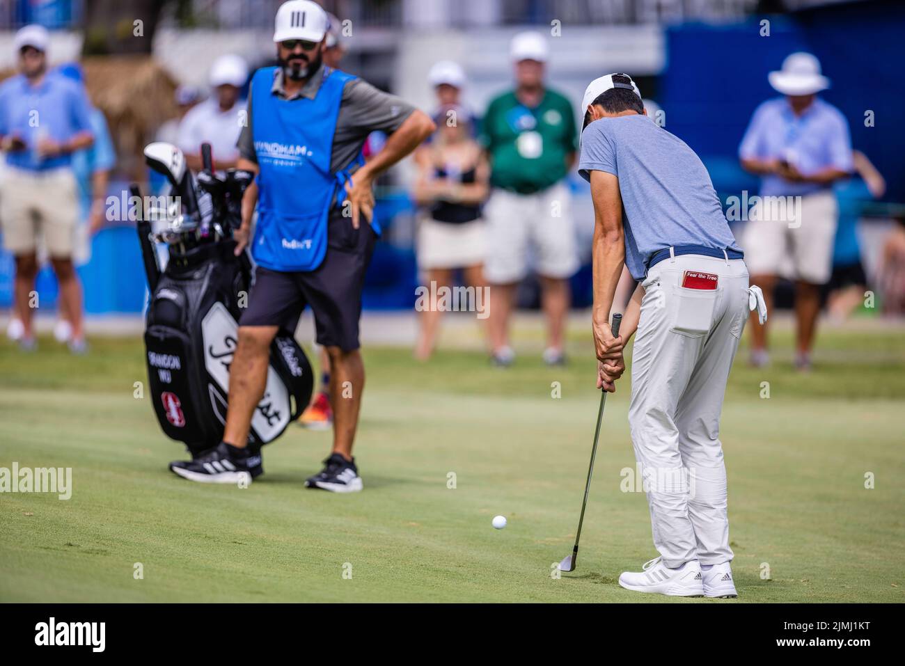 6 août 2022 : Brandon Wu passe sur le neuvième green lors de la troisième manche du championnat Wyndham 2022 au Sedgefield Country Club de Greensboro, en Caroline du Nord. Scott Kinser/CSM Banque D'Images