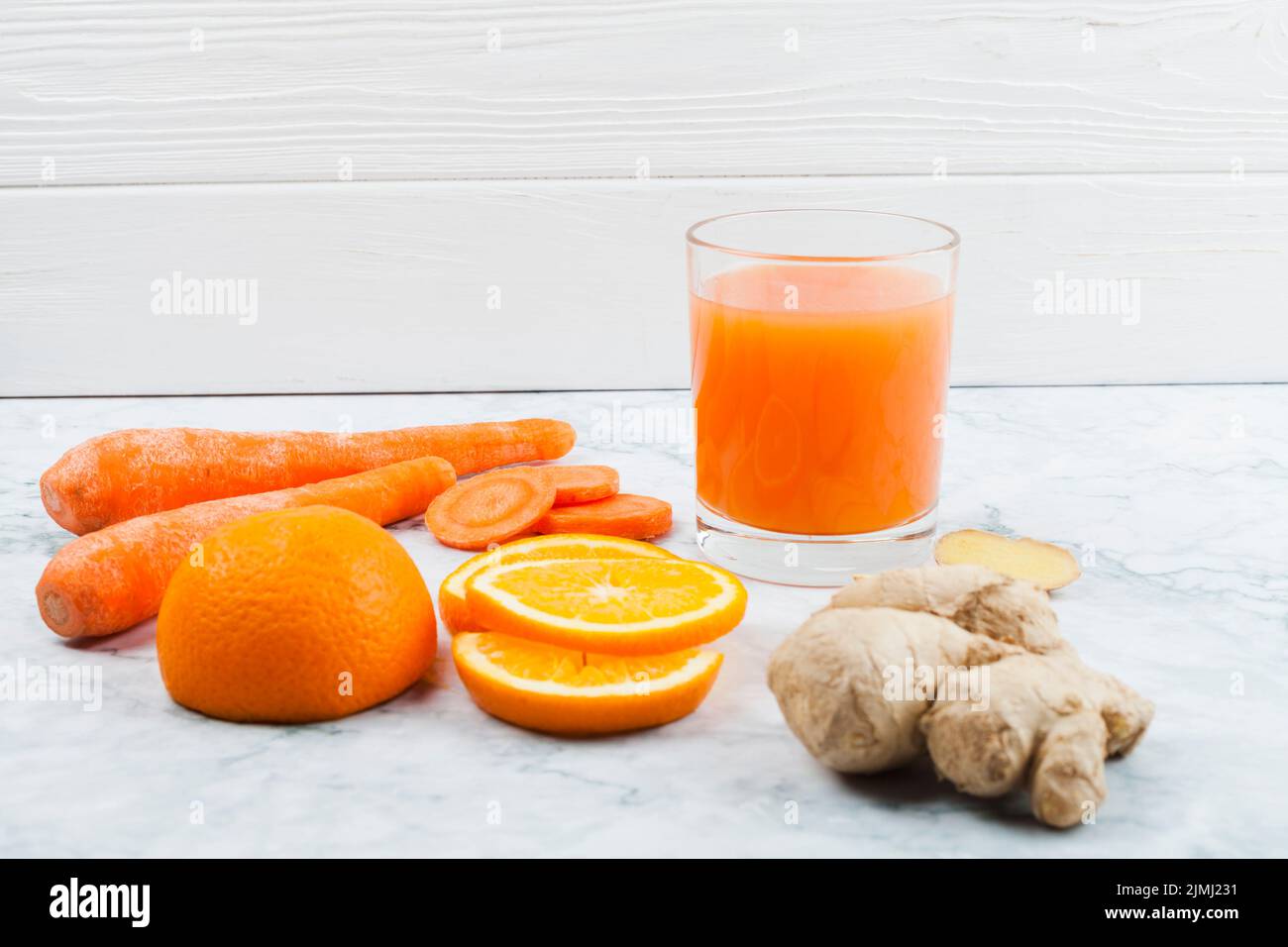 Couper les légumes-fruits avec du smoothie Banque D'Images