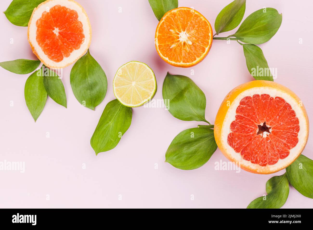 Tranches de fruits exotiques frais feuillage vert Banque D'Images