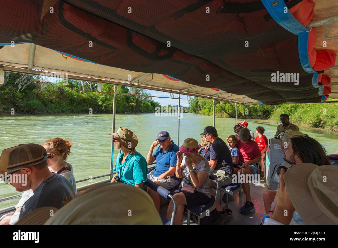 Touristes naviguant sur la rivière Alligator est avec la croisière culturelle Guluyambi, parc national de Kakadu, territoire du Nord, Australie Banque D'Images