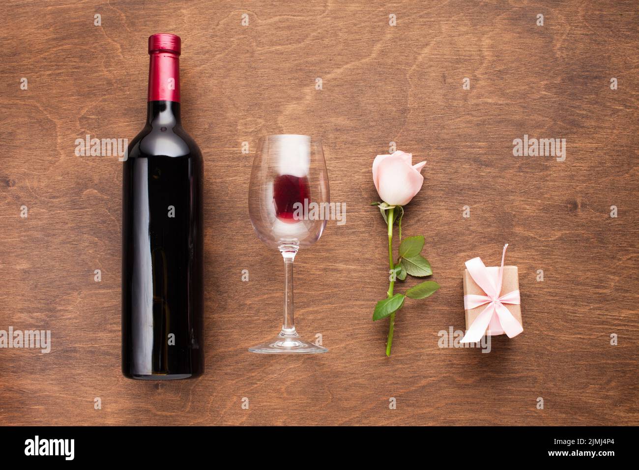 Plat poser arrangement romantique avec le vin Banque D'Images