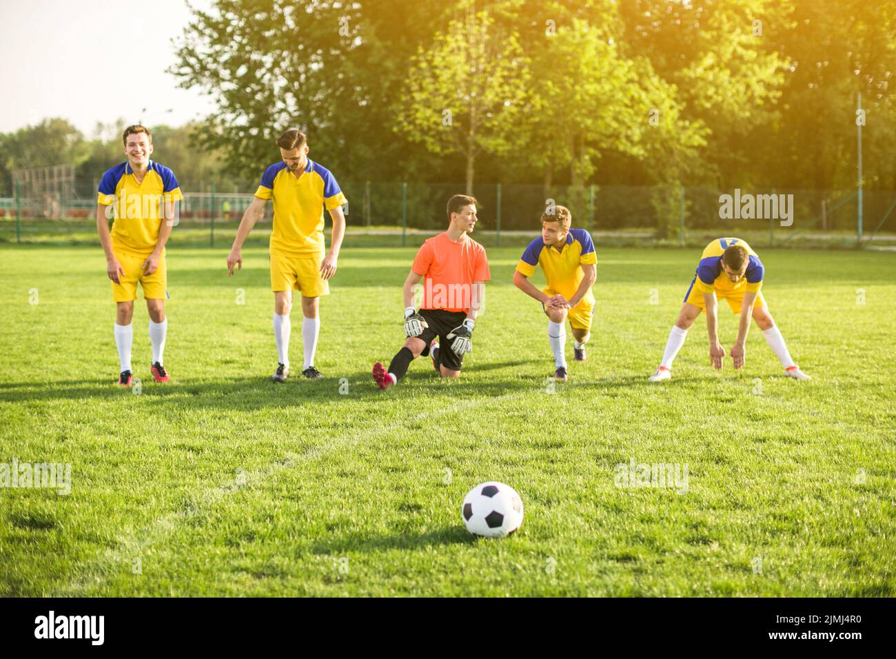 Concept de football amateur avec étirement de l'équipe Banque D'Images