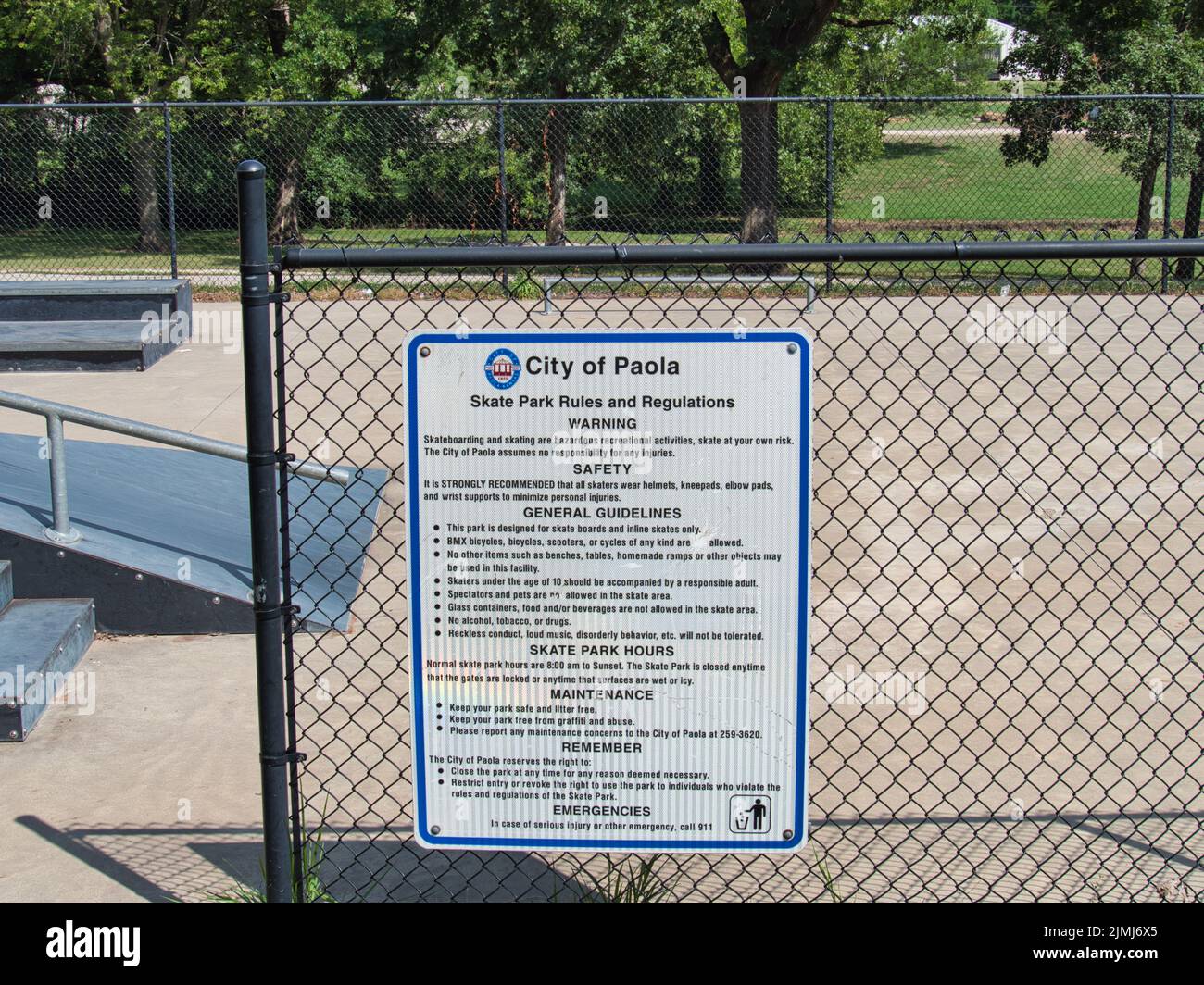 Vue sur le parc de skatepark de Wallace à Paola, Kansas. Règles d'engagement pour ce petit parcours amusant avec rampes en métal bleu. Banque D'Images