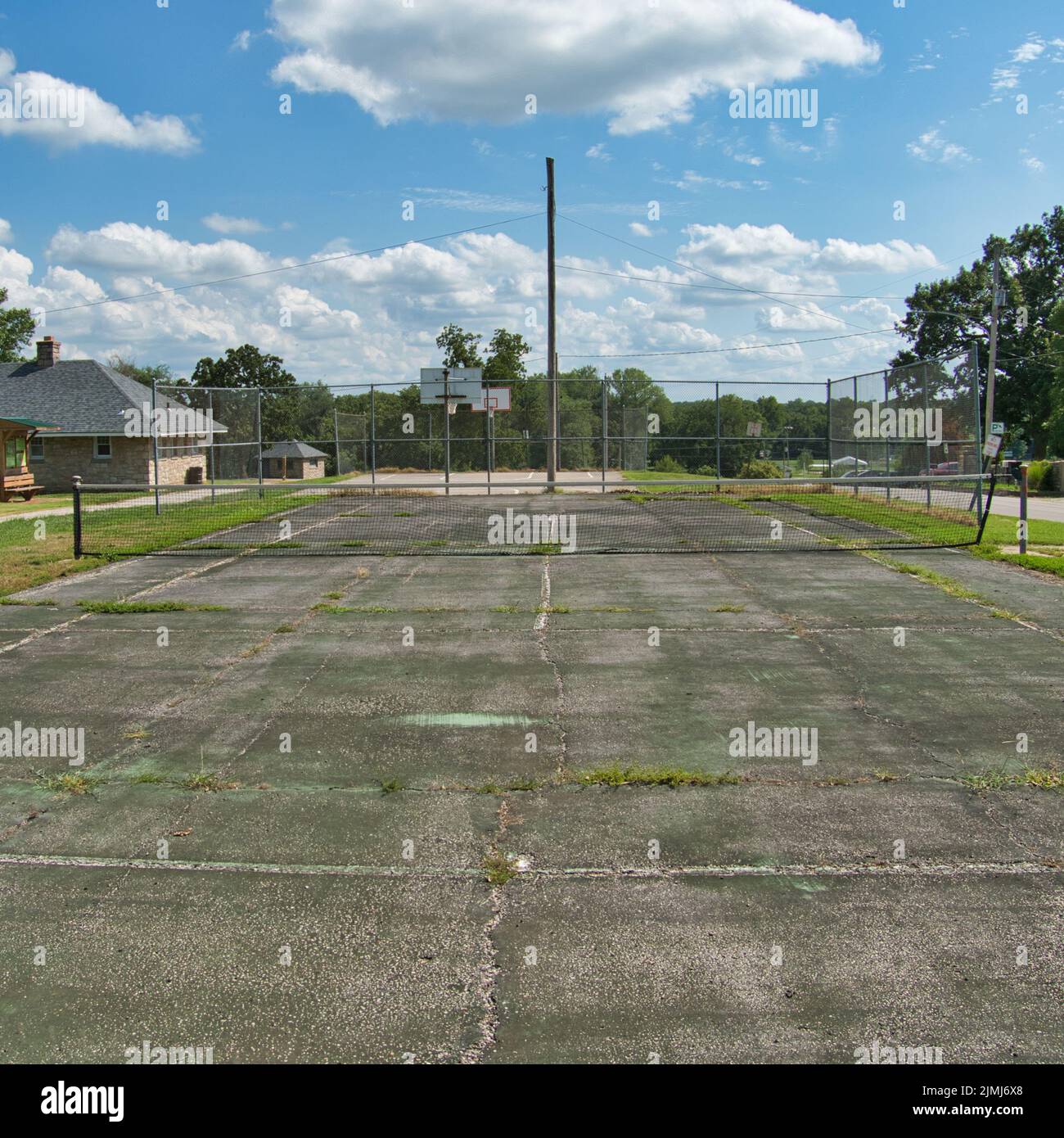 Le court de tennis de Paola Kansas au parc Wallace est dans un état horrible. La cour se défait et présente de grandes fissures dangereuses. Banque D'Images