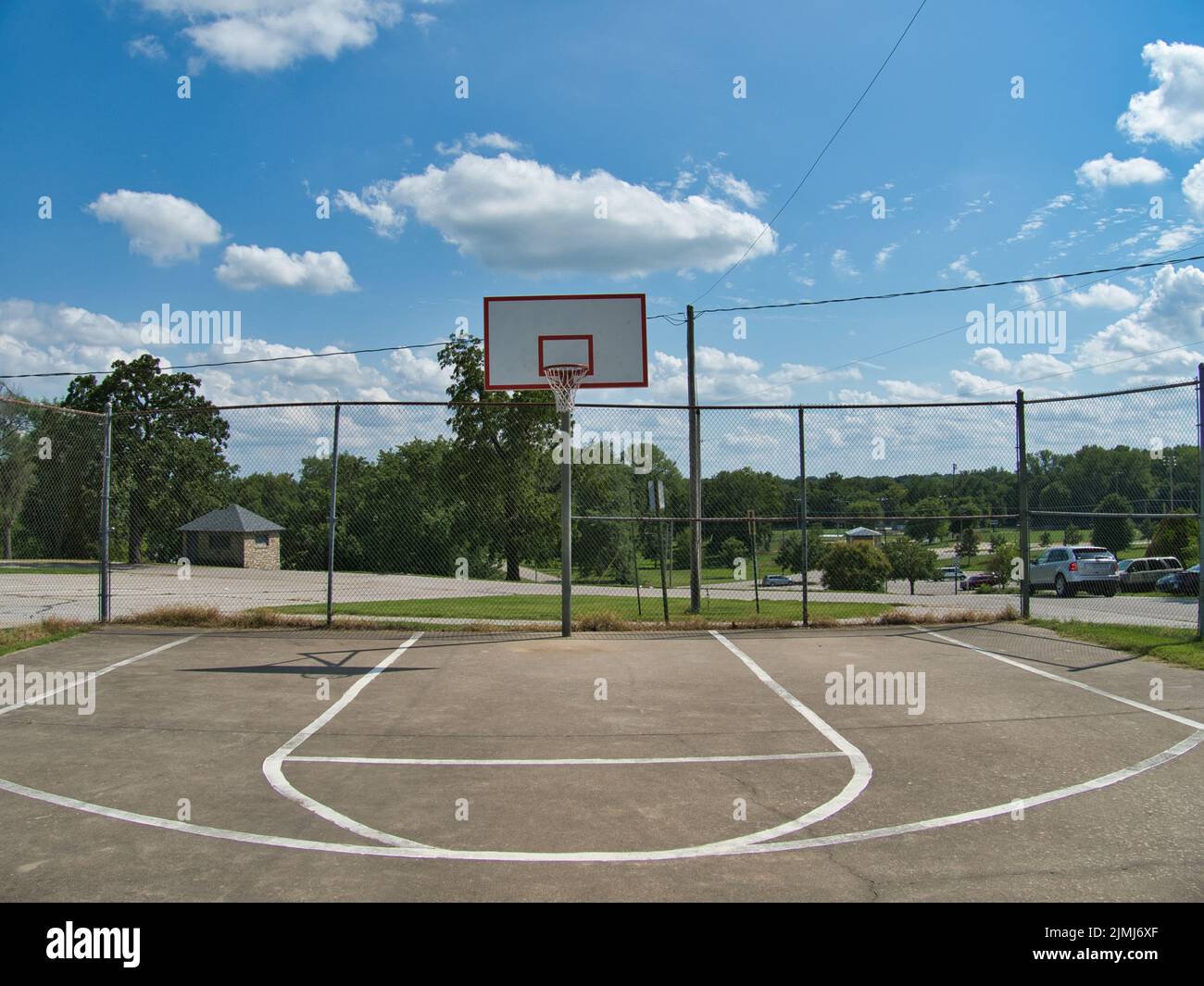 Un terrain plein extérieur convenable à Paola, Kansas, lors d'une chaude journée d'été ensoleillée. Tentez votre chance en tirant des coups de cerceaux et en prenant une photo en trois points. Banque D'Images
