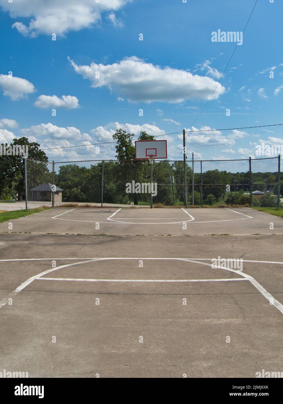 Un terrain plein extérieur convenable à Paola, Kansas, lors d'une chaude journée d'été ensoleillée. Tentez votre chance en tirant des coups de cerceaux et en prenant une photo en trois points. Banque D'Images