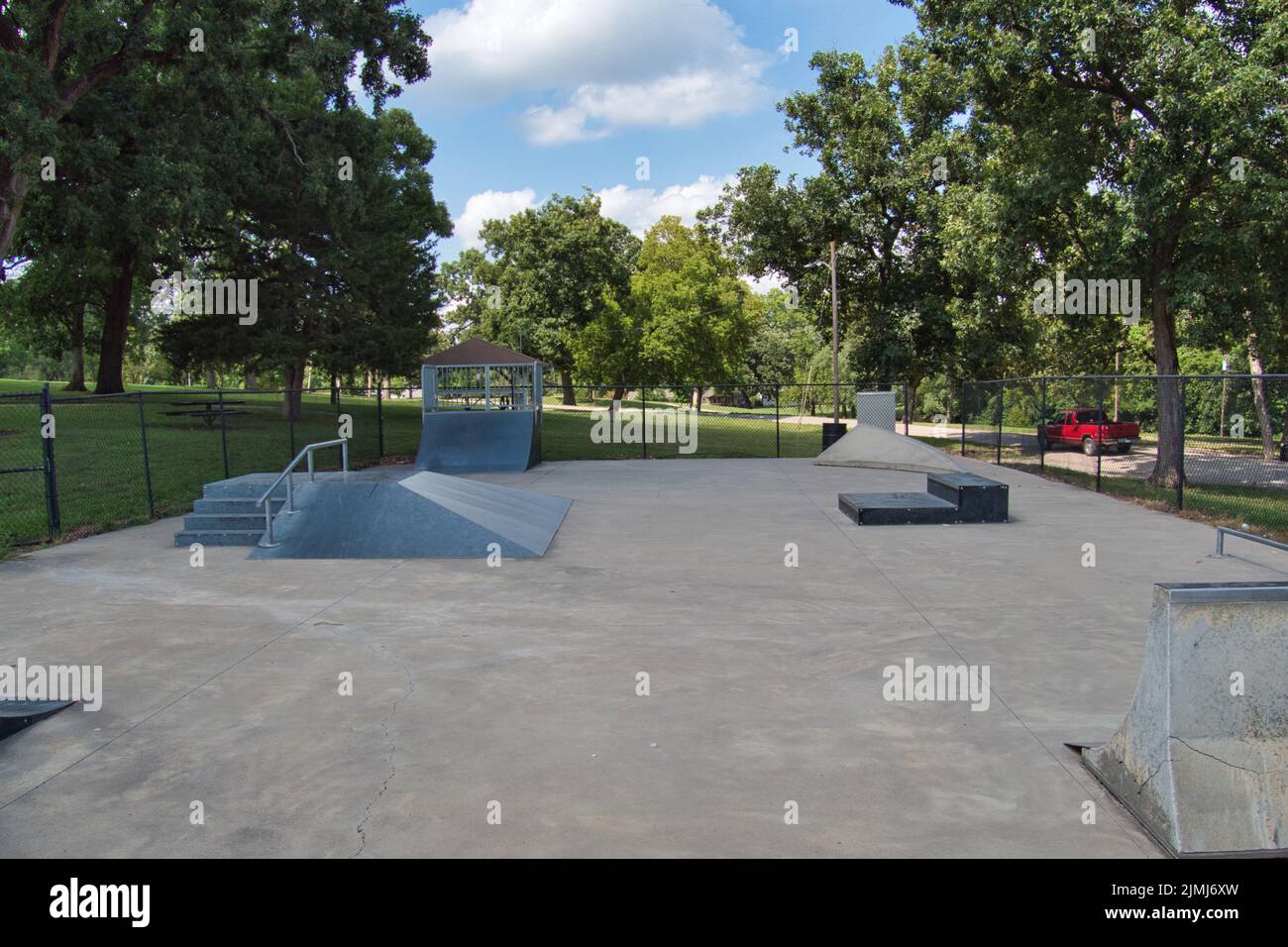 Vue sur le parc de skatepark de Wallace à Paola, Kansas. Situé au parc d'expositions du comté de Miami, ce petit parcours amusant est doté de rampes en métal bleu. Banque D'Images