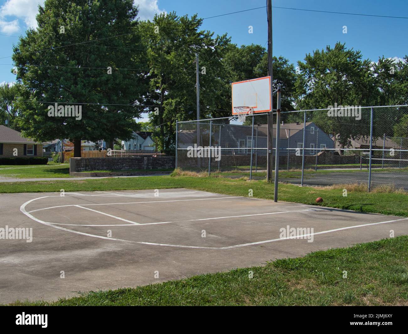 Un terrain plein extérieur convenable à Paola, Kansas, lors d'une chaude journée d'été ensoleillée. Tentez votre chance en tirant des coups de cerceaux et en prenant une photo en trois points. Banque D'Images