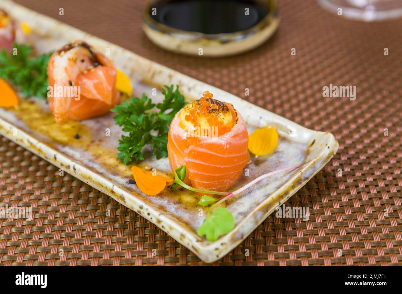 Plateau décoré avec différentes saveurs de sushis élégants. Banque D'Images