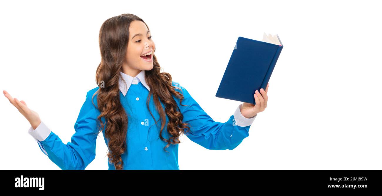 Un enfant heureux lit le livre scolaire à haute voix avec l'expression isolée sur blanc, la lecture. Bannière de l'élève de la jeune fille. Portrait de l'élève de l'école avec copie Banque D'Images