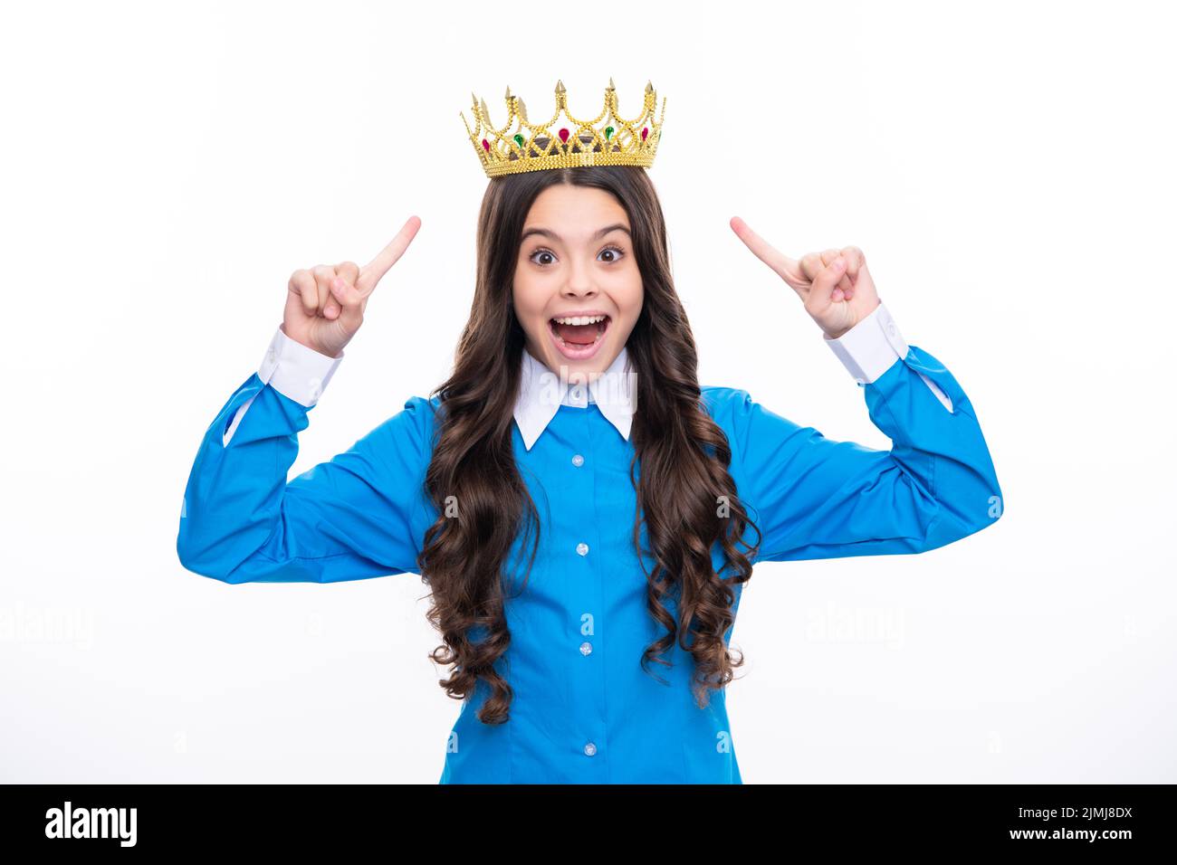 Visage excité. Fête des filles, drôle d'enfant dans la couronne. Enfant queen porter le diadem tiara. Joli petit portrait de princesse. Expression stupéfaite, gaie et heureuse. Banque D'Images