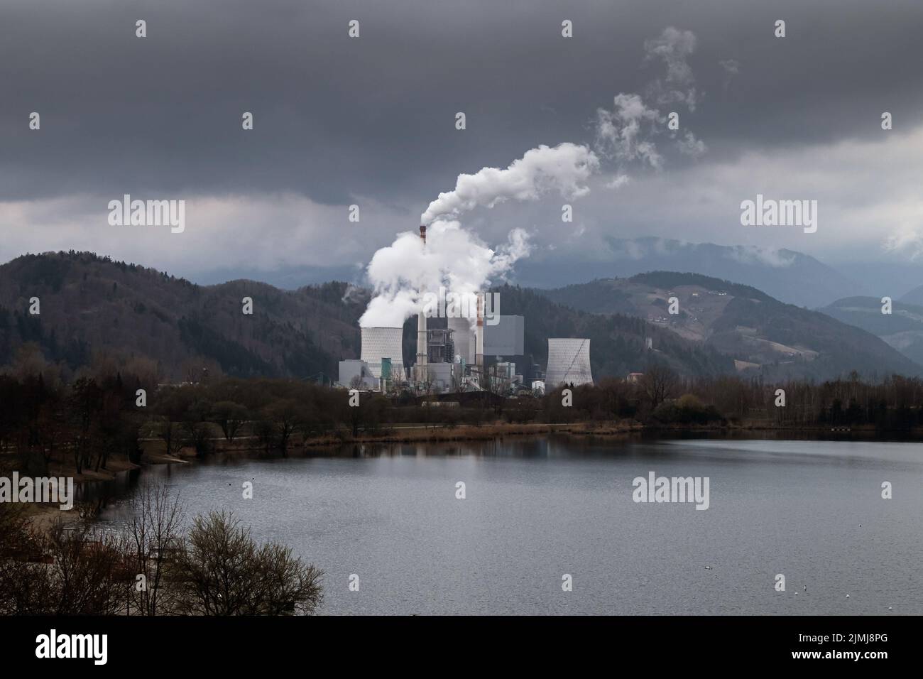 La centrale thermique émet de la fumée qui pollue l'air et l'environnement Banque D'Images