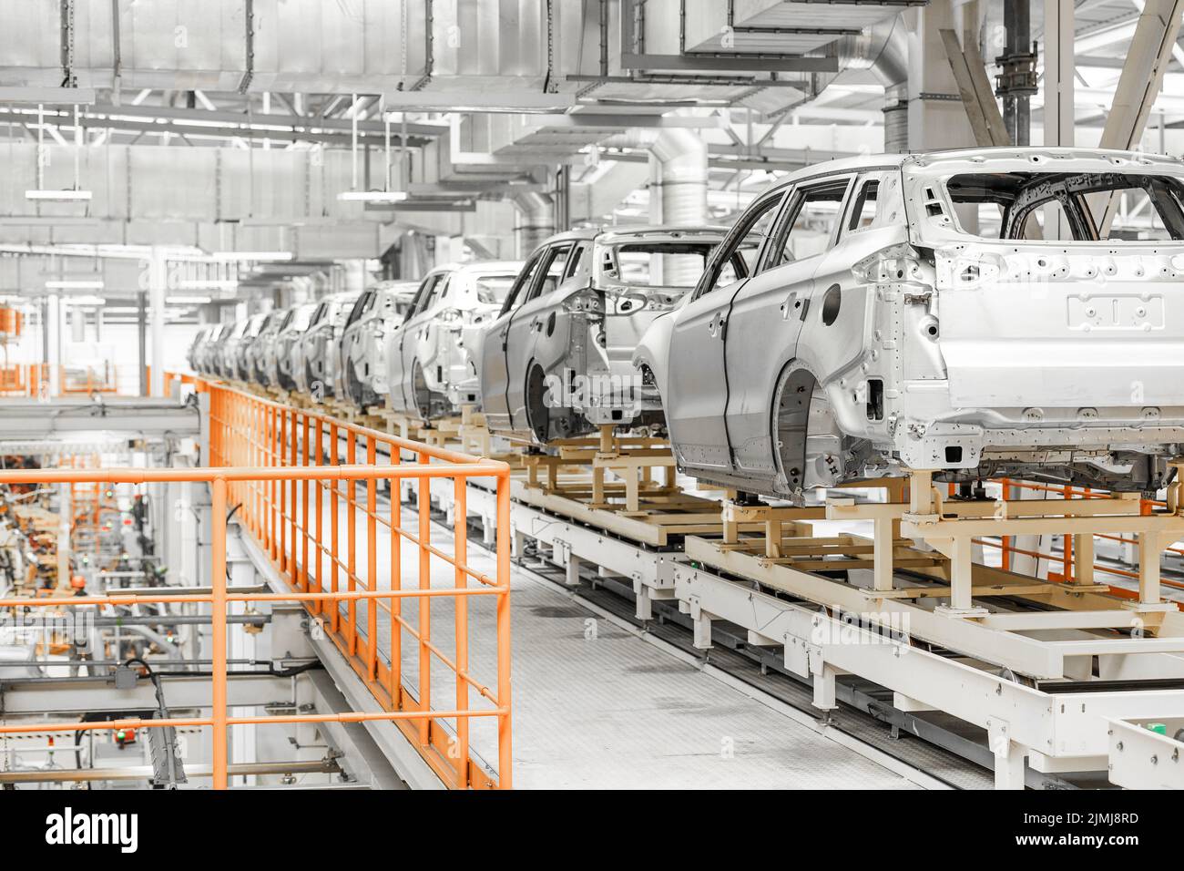 Photo de la chaîne de production automobile.Soudeur de carrosserie de voiture.Usine d'assemblage de voitures moderne.Industrie automobile.Usine de haute technologie Banque D'Images