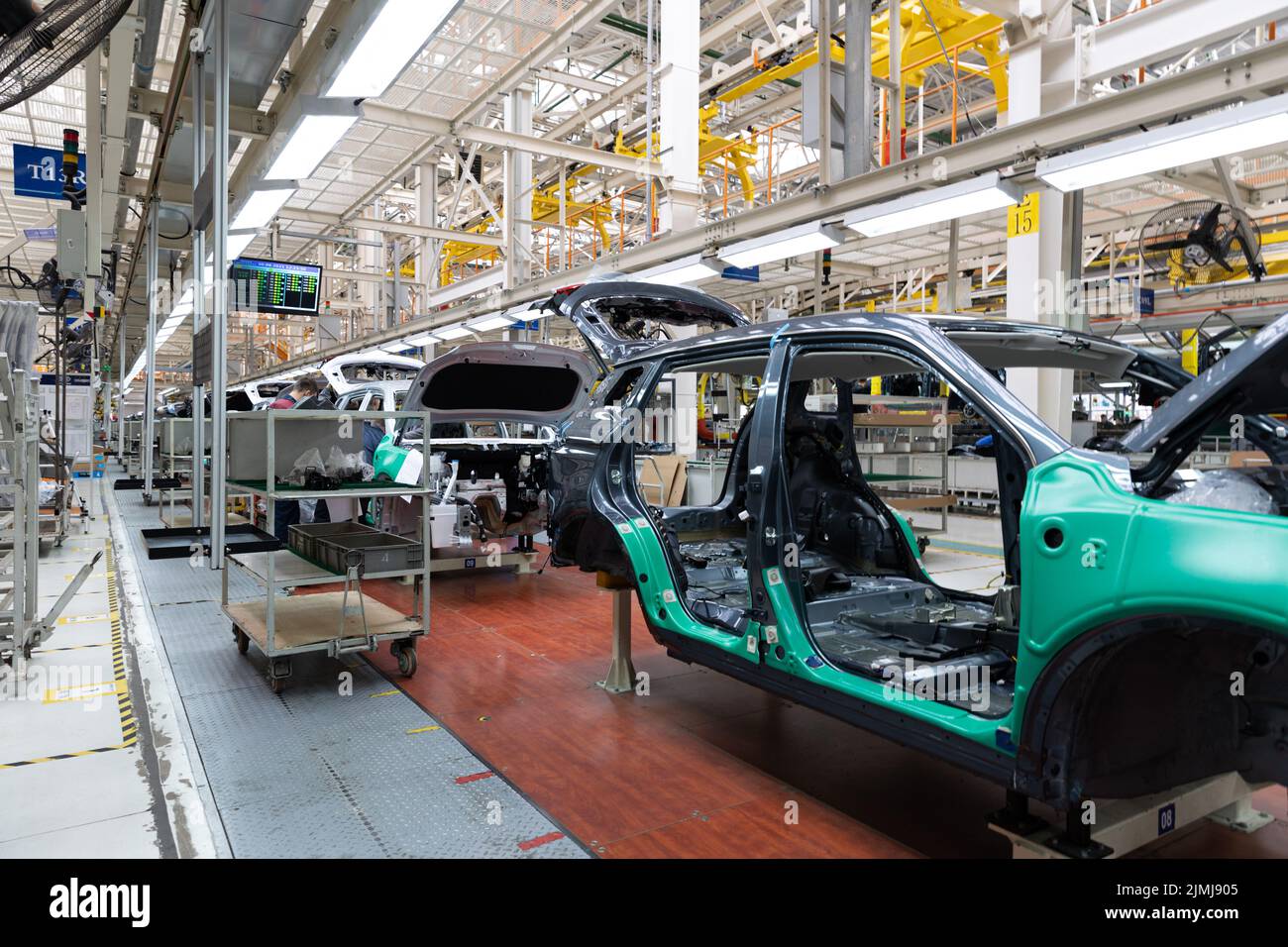 Photo de la chaîne de production automobile.Soudeur de carrosserie de voiture.Usine d'assemblage de voitures moderne.Industrie automobile.Intérieur d'une usine de haute technologie Banque D'Images