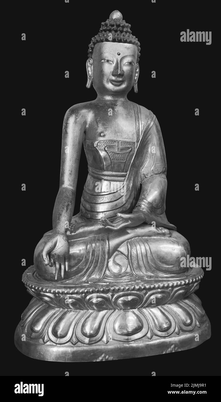 Magnifique Bouddha classique brillant Shakyamuni. Siddhartha Gautama. Statue dorée à yeux ouverts isolée sur fond noir Banque D'Images