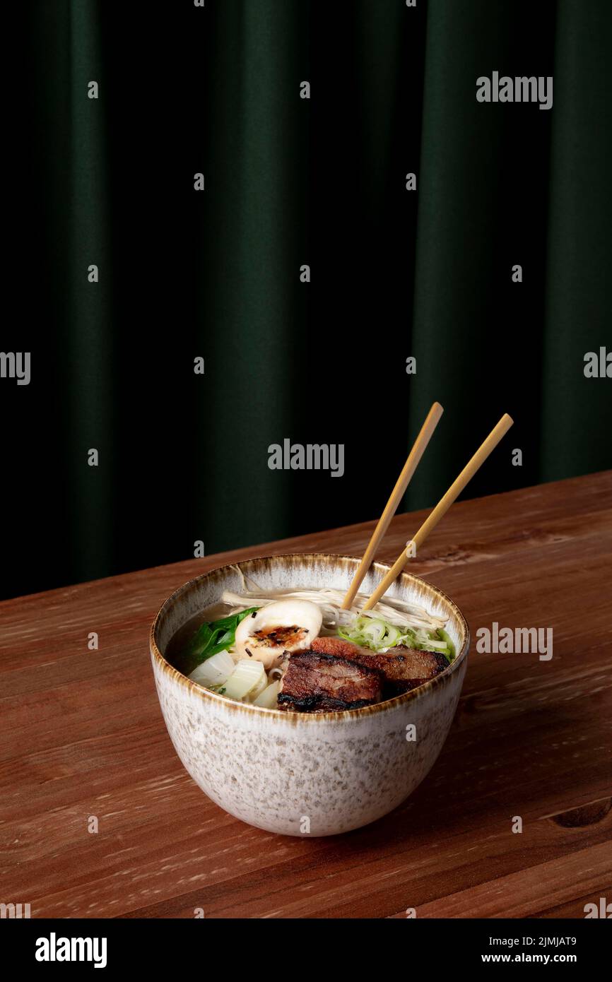 Bol de ramen grand angle délicieux Banque D'Images