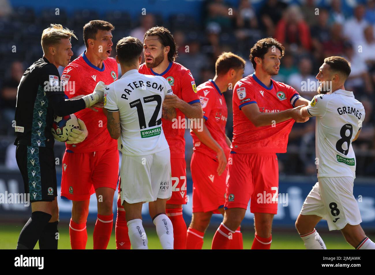 Swansea, Royaume-Uni. 06th août 2022. Jamie Paterson de Swansea City (12) et Matt Grimes de Swansea City (r) ont participé à une bagarre avec des joueurs de Blackburn Rovers. Match de championnat EFL Skybet, Swansea City v Blackburn Rovers au stade Swansea.com de Swansea, pays de Galles, le samedi 6th août 2022. Cette image ne peut être utilisée qu'à des fins éditoriales. Utilisation éditoriale uniquement, licence requise pour une utilisation commerciale. Aucune utilisation dans les Paris, les jeux ou les publications d'un seul club/ligue/joueur. photo par Andrew Orchard/Andrew Orchard sports Photography/Alamy Live News crédit: Andrew Orchard sports Photography/Alamy Live News Banque D'Images