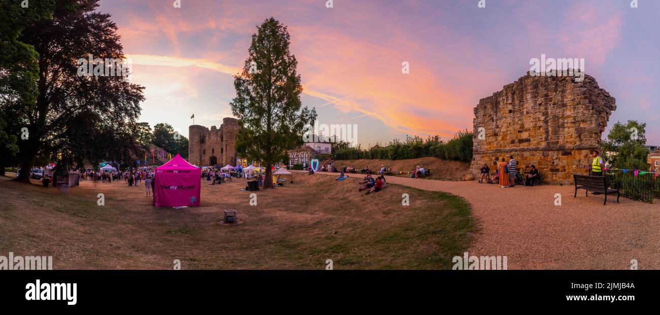 Tonbridge, Kent, Angleterre. 06 août 2022. Le Tonbridge Pride événement inaugural tenu sur la pelouse en face du château de Tonbridge où tout l'amour est célébré le soir d'été comme le soleil se coucher sur le château ©Sarah Mott / Alay Live News, Banque D'Images