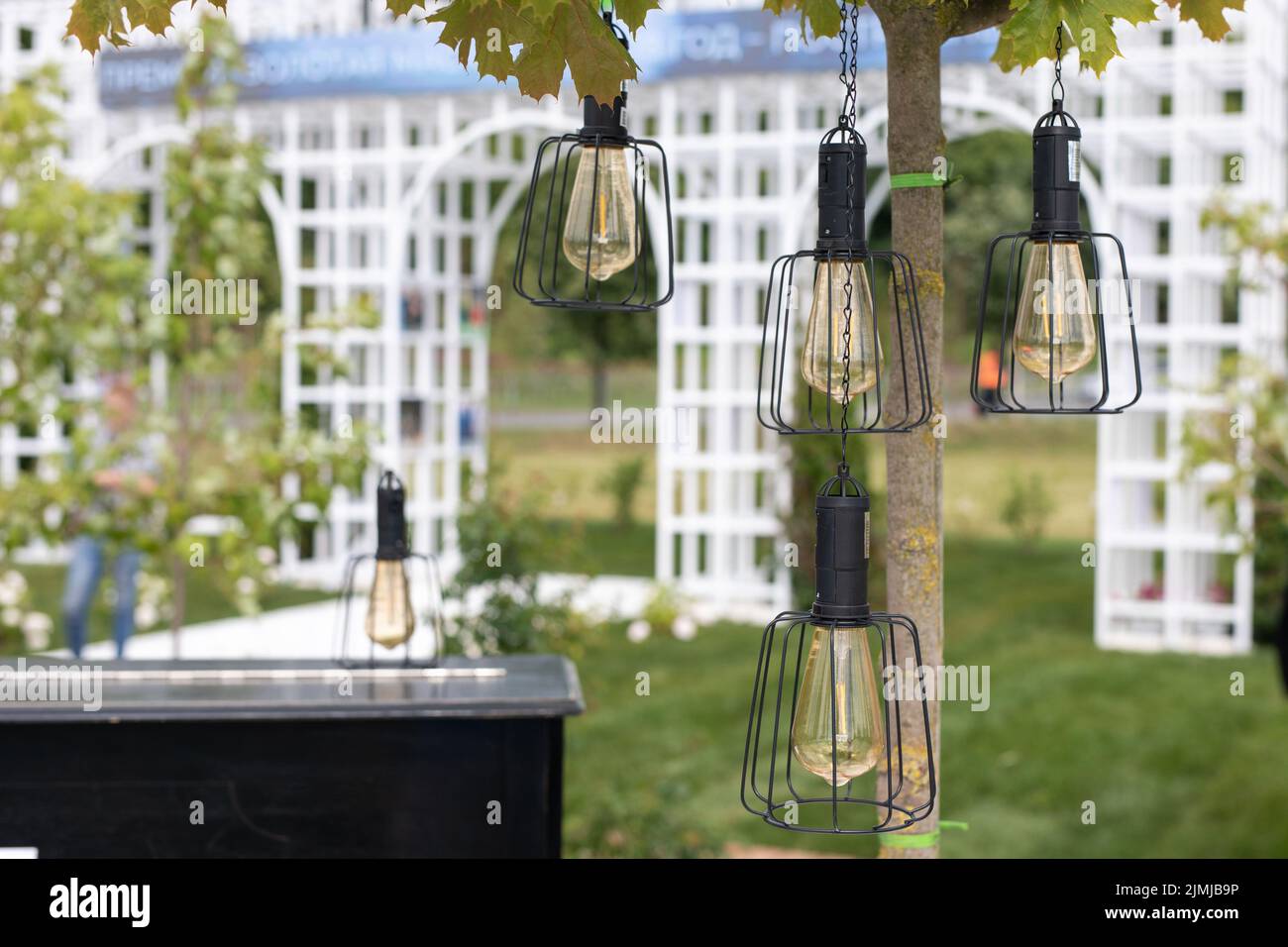 Lanternes décoratives avec lampes pour les fêtes en plein air Banque D'Images