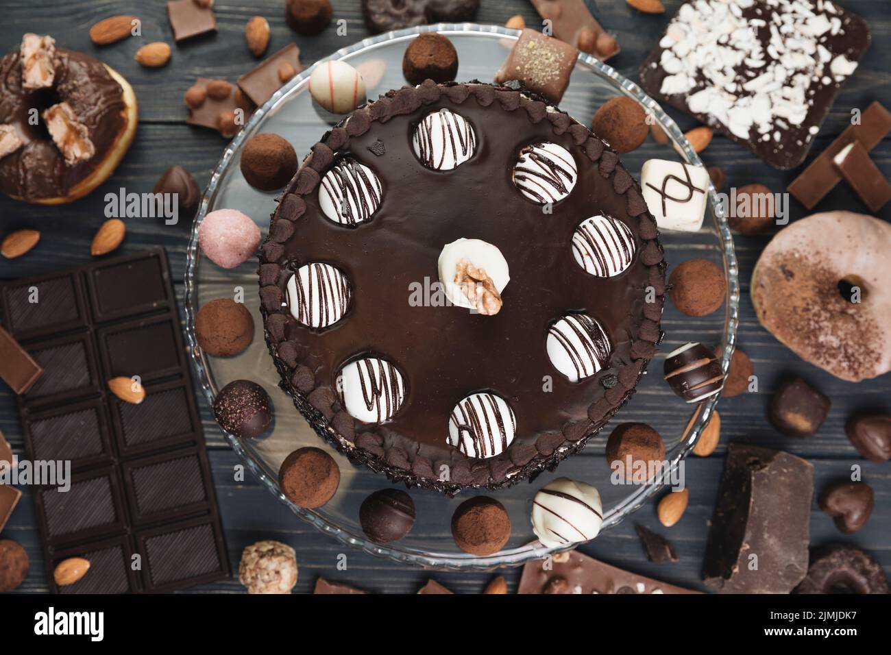 Vue de dessus gâteau au chocolat avec chocolat Banque D'Images