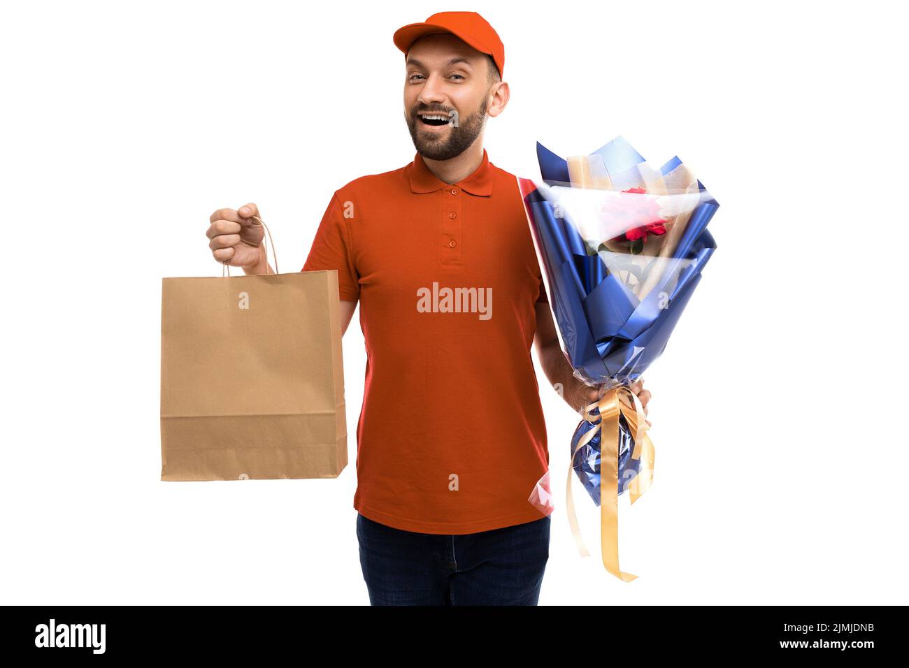 Service de livraison de courrier avec des sacs de carton d'artisanat et un bouquet de fleurs regardant l'appareil photo avec un sourire Banque D'Images