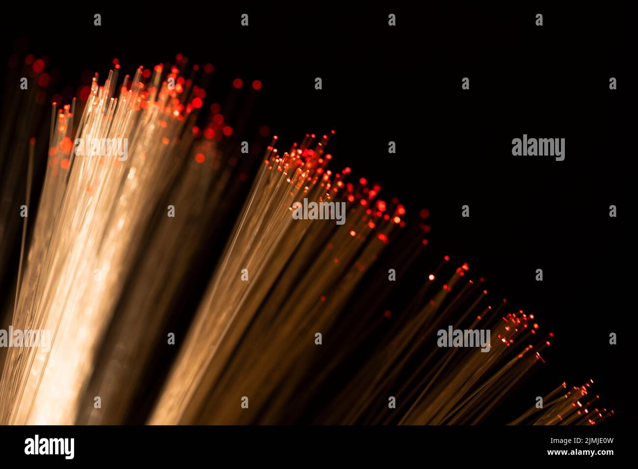 Gros plan sur la fibre optique avec des points rouges Banque D'Images