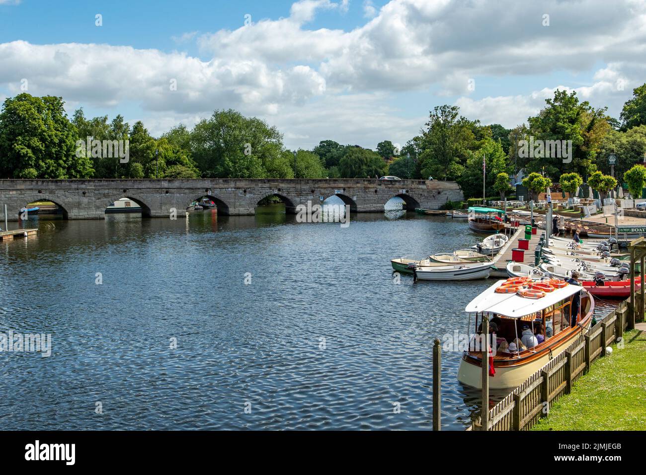 Pont de tramway et rivière Avon, Stratford-upon-Avon, Warwickshire, Angleterre Banque D'Images