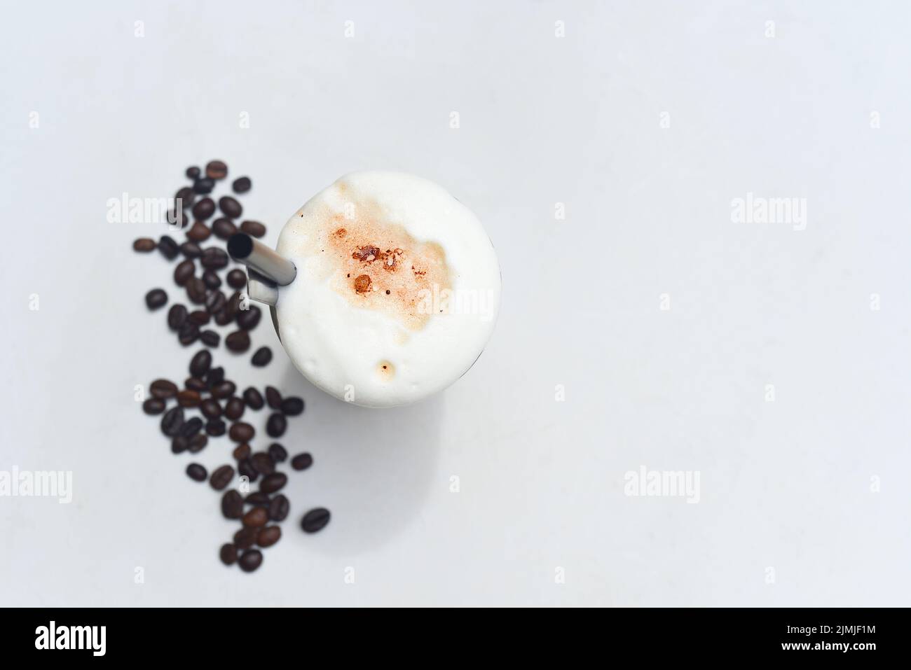 Secouer le café avec de la crème glacée et du chocolat isolé sur fond blanc avec des grains de café Banque D'Images Secouer le café avec de la crème glacée et du chocolat isolé sur fond blanc avec des grains de café Banque D'Images
