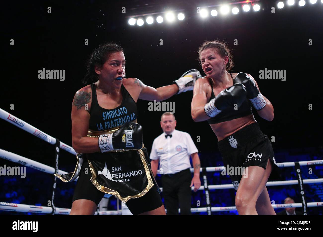 Sheffield, Royaume-Uni. 07th août 2022. Utilita Arena Sheffield, Sheffield, South Yorkshire, 6th août 2022 Sandy Ryan (short noir) contre Erica Farias (short or/noir) lutte pour le titre ultra-léger féminin international WBC lors de la soirée de combat NXTGEN au stade Utilita Arena de Sheffield. Crédit : Touchlinepics/Alamy Live News Banque D'Images