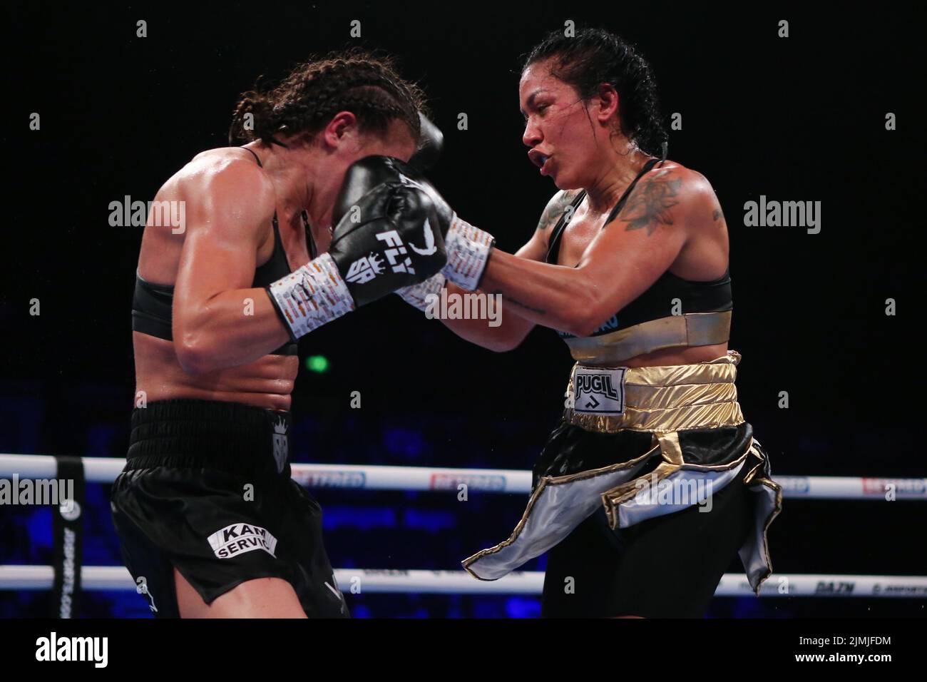 Sheffield, Royaume-Uni. 07th août 2022. Utilita Arena Sheffield, Sheffield, South Yorkshire, 6th août 2022 Sandy Ryan (short noir) contre Erica Farias (short or/noir) lutte pour le titre ultra-léger féminin international WBC lors de la soirée de combat NXTGEN au stade Utilita Arena de Sheffield. Crédit : Touchlinepics/Alamy Live News Banque D'Images