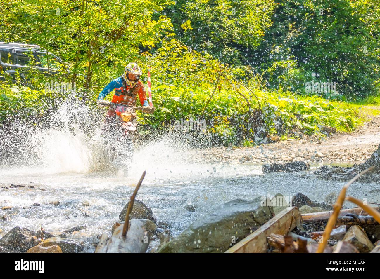 Athlète Enduro et pulvérisation d'eau Banque D'Images