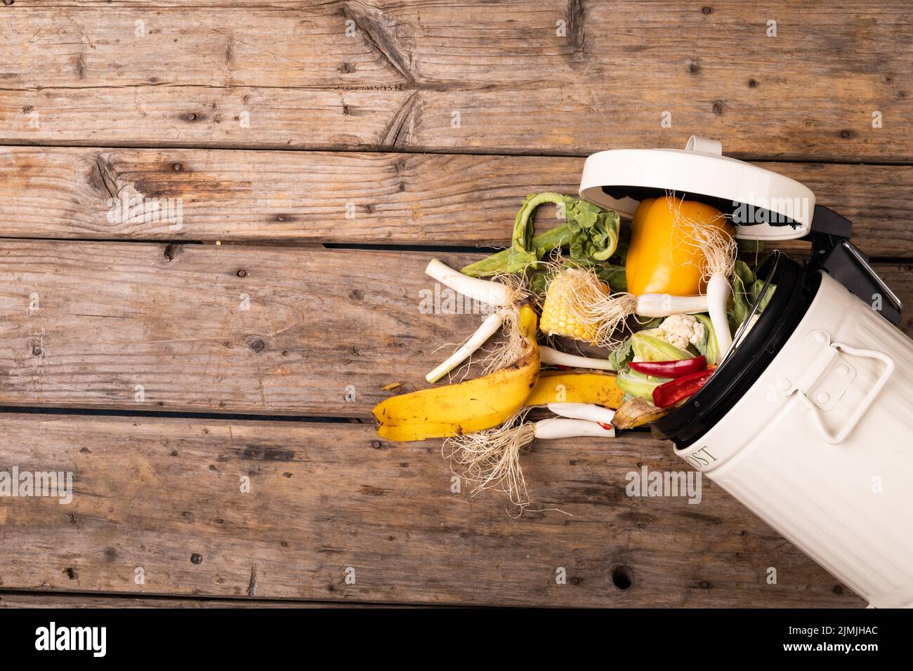 Directement au-dessus de la vue des déchets organiques renversés de la poubelle de compost sur une table en bois Banque D'Images