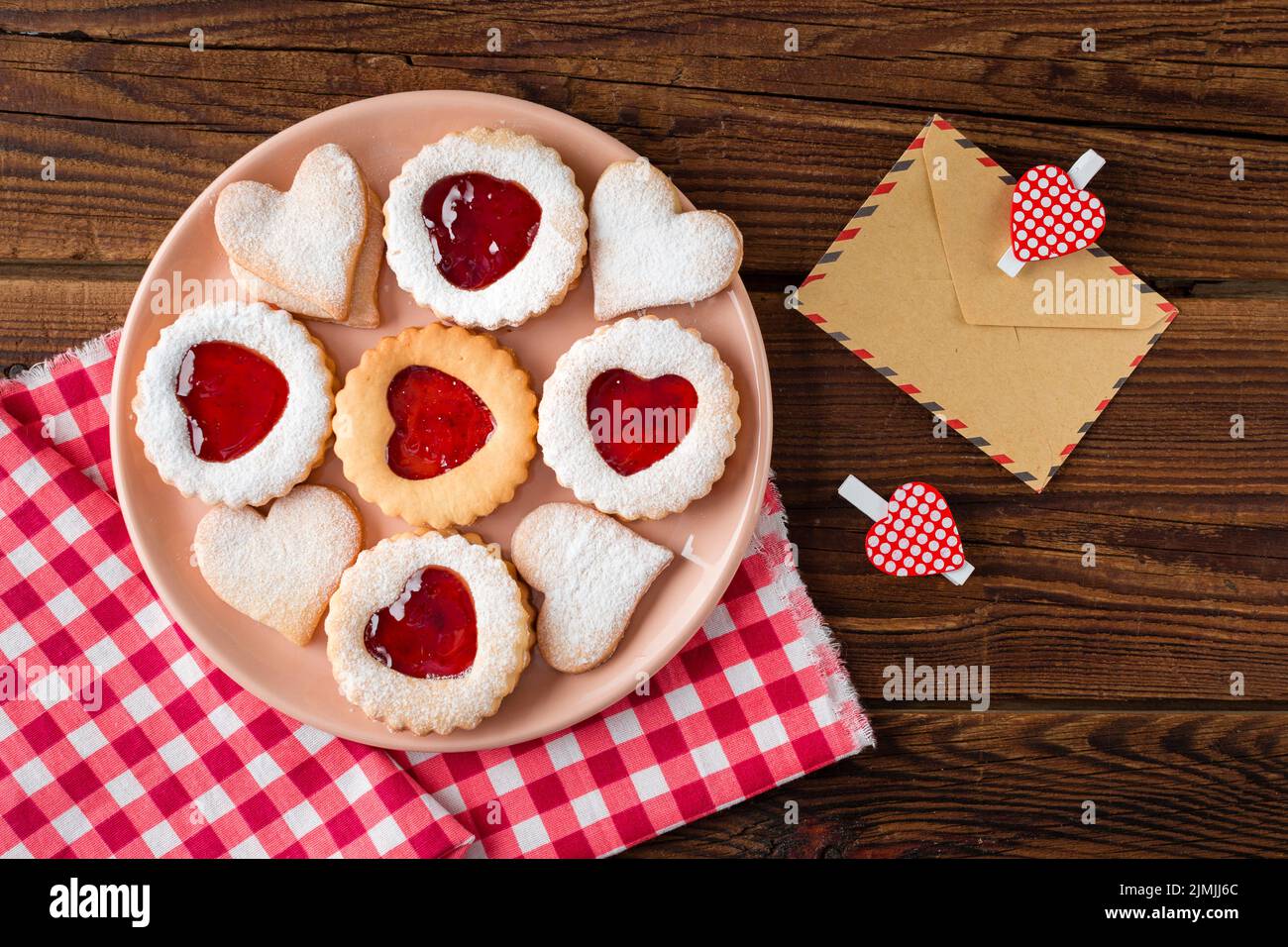 Vue de dessus plaque de biscuits en forme de coeur avec confiture Banque D'Images