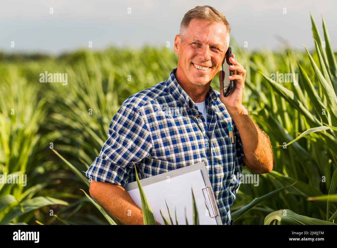 Champ de téléphone de l'homme parlant Banque D'Images