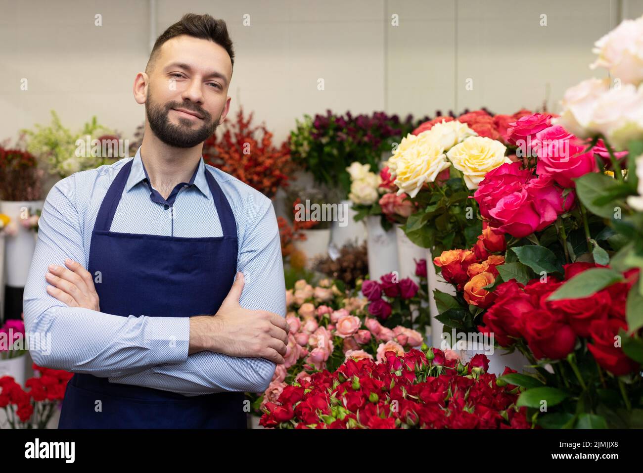 Fleuriste expérimenté sur le fond du réfrigérateur avec des fleurs fraîches Banque D'Images