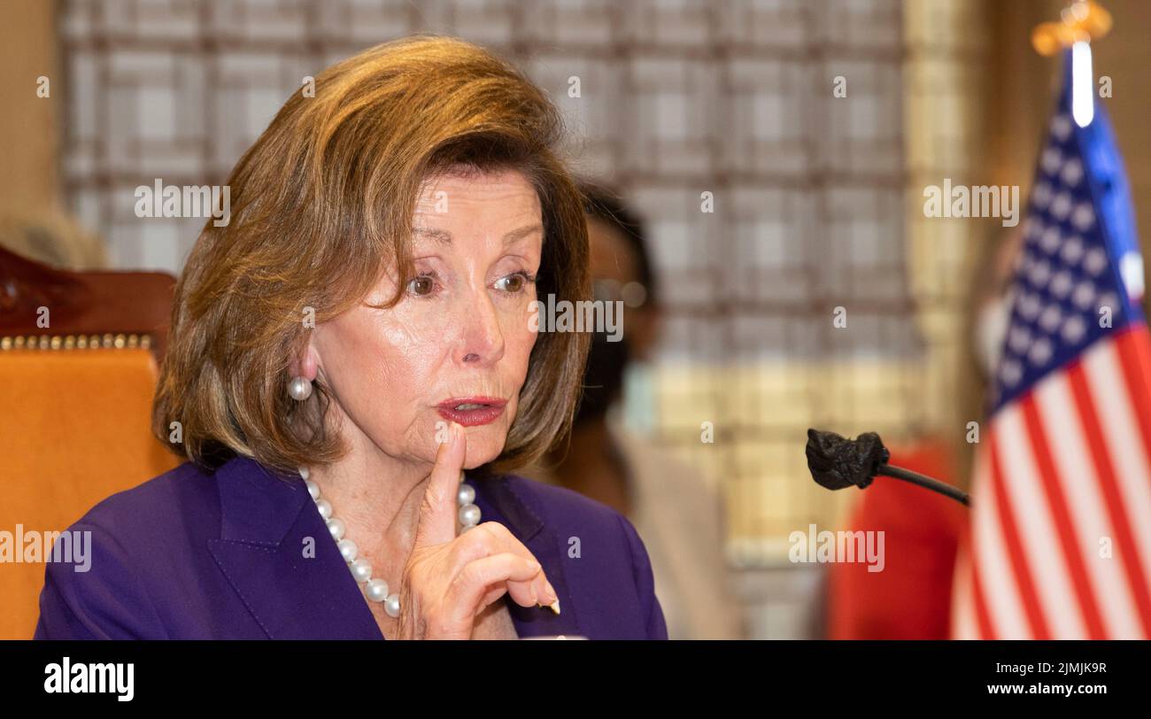 Séoul, Corée du Sud. 4th août 2022. Nancy Pelosi, conférencière À la Chambre DES REPRÉSENTANTS DES ÉTATS-UNIS, parle avec Kim Jin-Pyo, présidente de l'Assemblée nationale de la Corée du Sud, à propos de 4 août 2022. La présidente de la Chambre des représentants Nancy Pelosi a promis que les États-Unis n'abandonneraient pas Taiwan, réaffirmant le soutien américain au gouvernement démocratiquement élu de Taipei malgré les menaces de nouvelles restrictions commerciales et d'actions militaires de la part de Pékin. (Photo par: Lee Young-ho/Sipa USA) crédit: SIPA USA/Alay Live News Banque D'Images