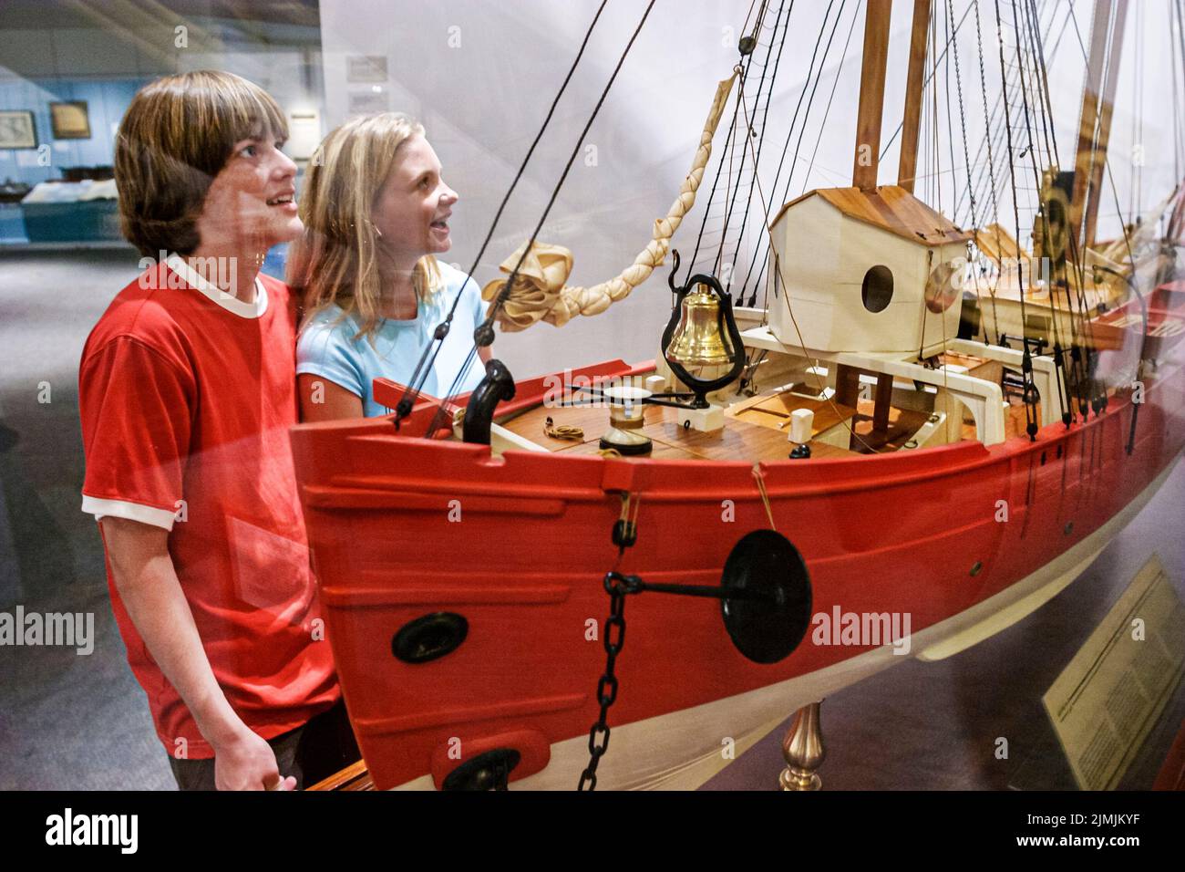Virginia Newport News Musée et parc de Mariners, histoire exposition collection visiteurs regardant maquette de bateau, amis adolescents adolescents adolescents garçon fille Banque D'Images