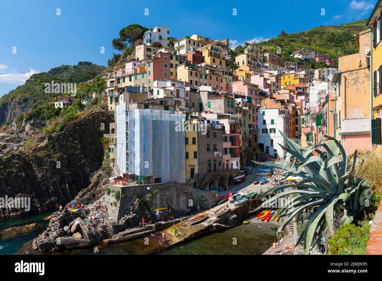 Vieille ville avec des maisons colorées à Riomaggiore Banque D'Images