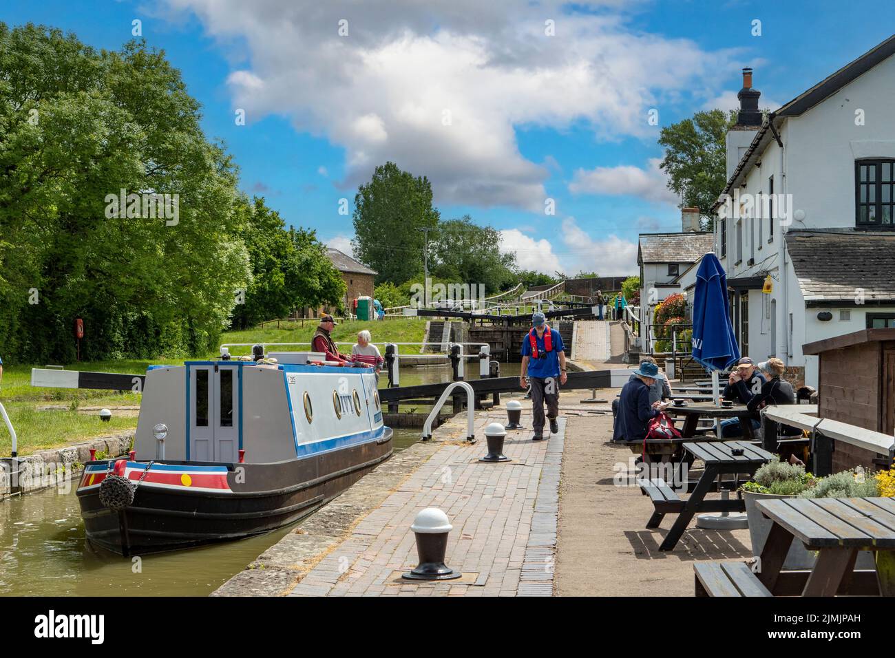 Bateau étroit sur le Grand Union Canal à trois écluses, Soulbury, Bedfordshire, Angleterre Banque D'Images