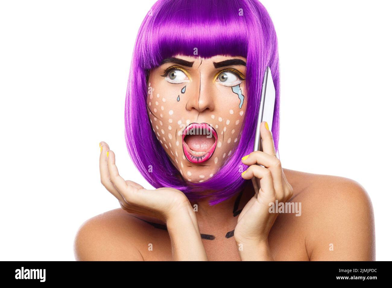 Modèle en image créative avec maquillage pop art isolé sur fond blanc Banque D'Images